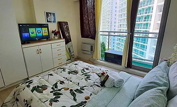Отель Jn Condotel The Azure Urban Residences